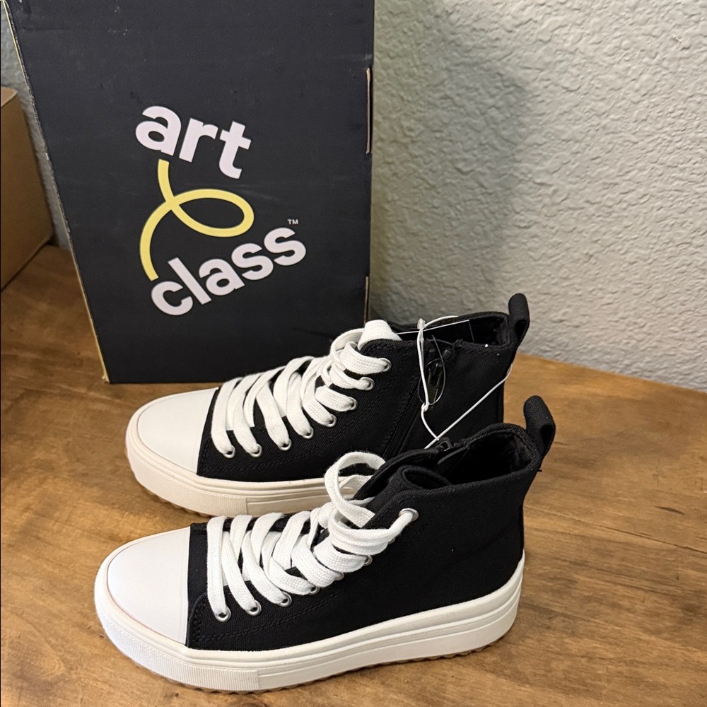 art class Black and White Canvas High-Top Sneakers size 1 NEW